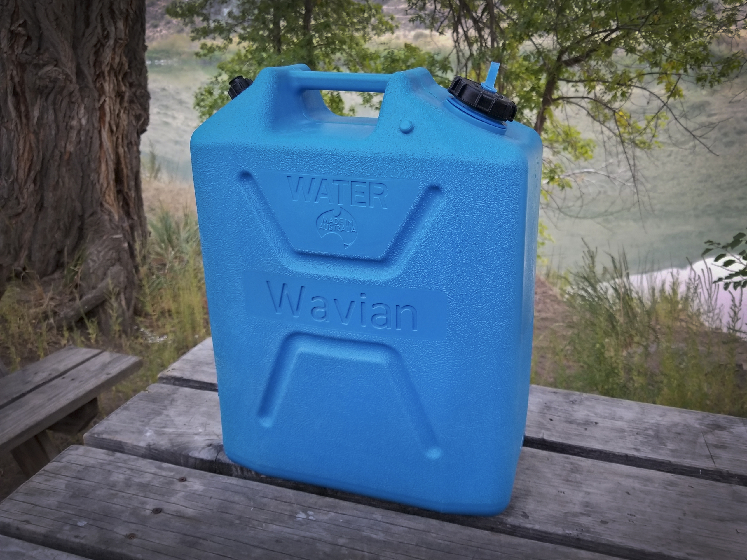 Wavian water can